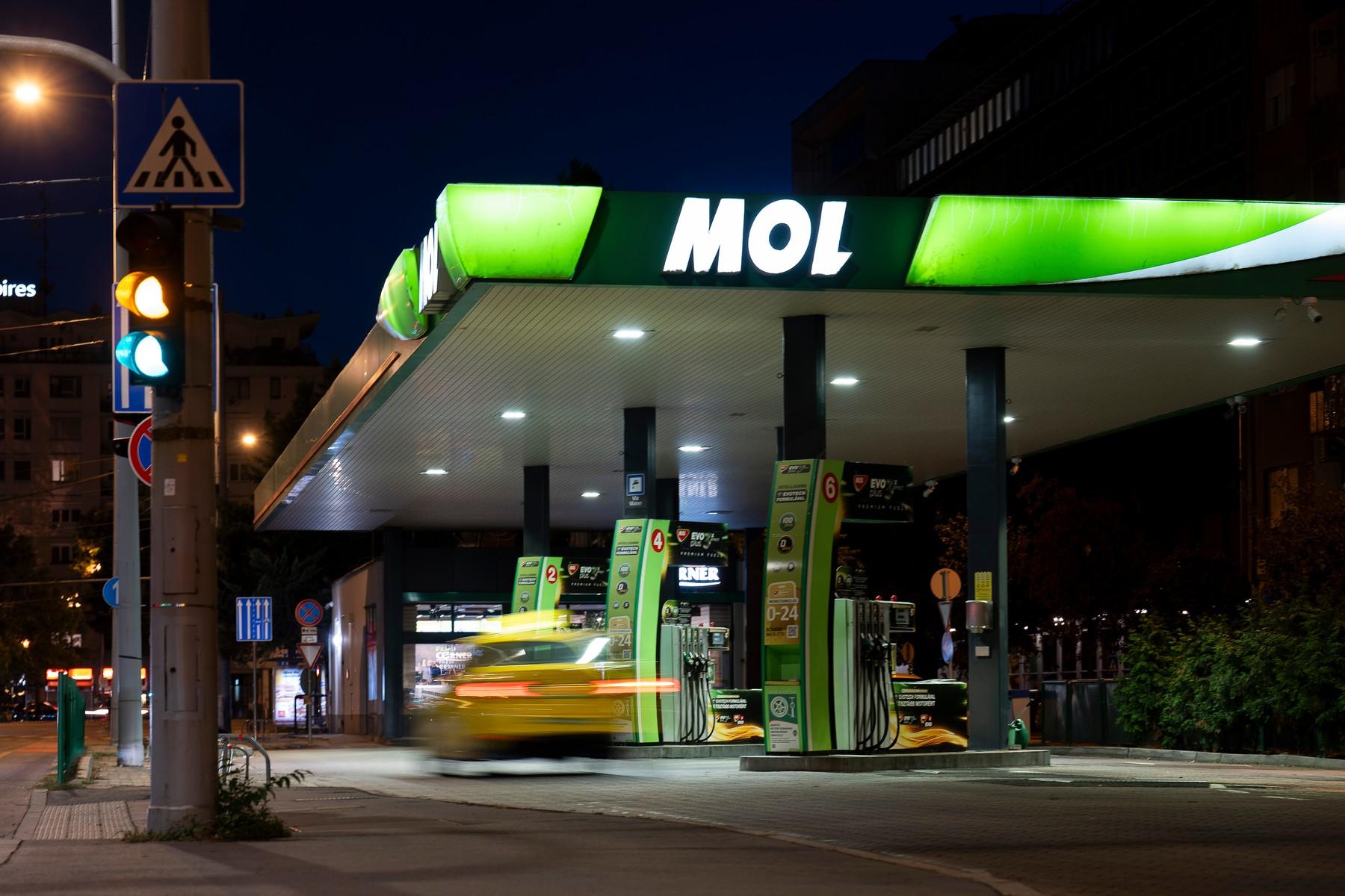 Ungurii de la MOL vor să cumpere benzinăriile și rafinăriile Lukoil din Europa, inclusiv cele din România