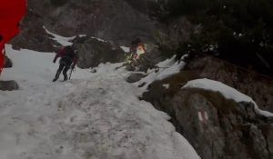 Operațiune de salvare a unui bărbat rănit în Munții Făgăraș. Elicopterul nu poate interveni