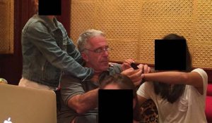 Noi fotografii din arhiva lui Epstein: Piciorul unei femei cu un citat din Lolita, „Cere 1.000 $ pe fată”