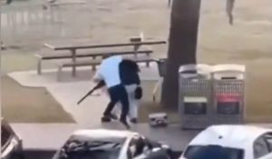 Intervenție eroică pe plaja din Australia: Un civil a dezarmat un atacator, iar altul a fost ucis de poliție