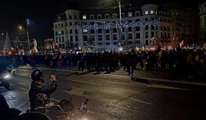Mesajul „Marş la Moscova”, proiectat pe clădiri din Piaţa Universităţii la protestul faţă de legea Vexler