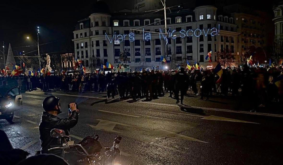 Mesajul „Marş la Moscova”, proiectat pe clădiri din Piaţa Universităţii la protestul faţă de legea Vexler