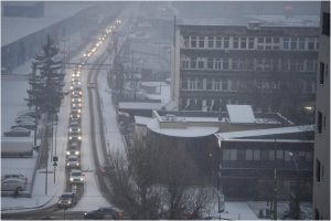 Trafic oprit sau restricţionat în mai multe judeţe din cauza ninsorii. Lista drumurilor afectate