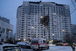 Ucrainenii, îndemnați să părăsească Kievul. Rusia a lăsat orașul fără încălzire, apă și curent, pe timp de ger