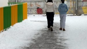Şcoli închise din cauza gerului: 2.200 de elevi au trecut în online, iar 100 sunt din nou „în vacanţă”