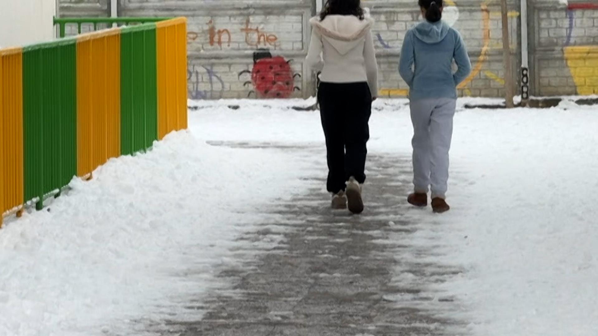 Şcoli închise din cauza gerului: 2.200 de elevi au trecut în online, iar 100 sunt din nou „în vacanţă”