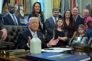 Cine l-a convins pe Donald Trump să nu atace Iranul. Rusia și Oman au mediat discuţiile cu Teheranul