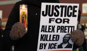 Minneapolis, pe un butoi cu pulbere. Încăierări între autorităţi şi protestari după uciderea lui Alex Pretti