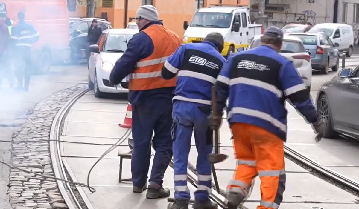 „Astea sunt bombe pe roți”. Cu tramvaiele sărind de pe șine, Ciucu vrea să afle pe ce se duc banii STB-ului