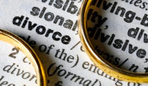 Mii de polonezi divorţaţi descoperă că sunt în continuare căsătoriţi, în contextul haosului judiciar din ţară