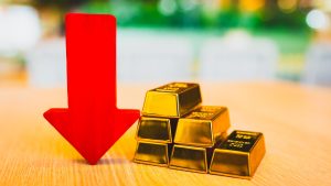 De ce au scăzut brusc aurul, argintul, petrolul şi cuprul. Vânzări haotice şi investitori panicaţi
