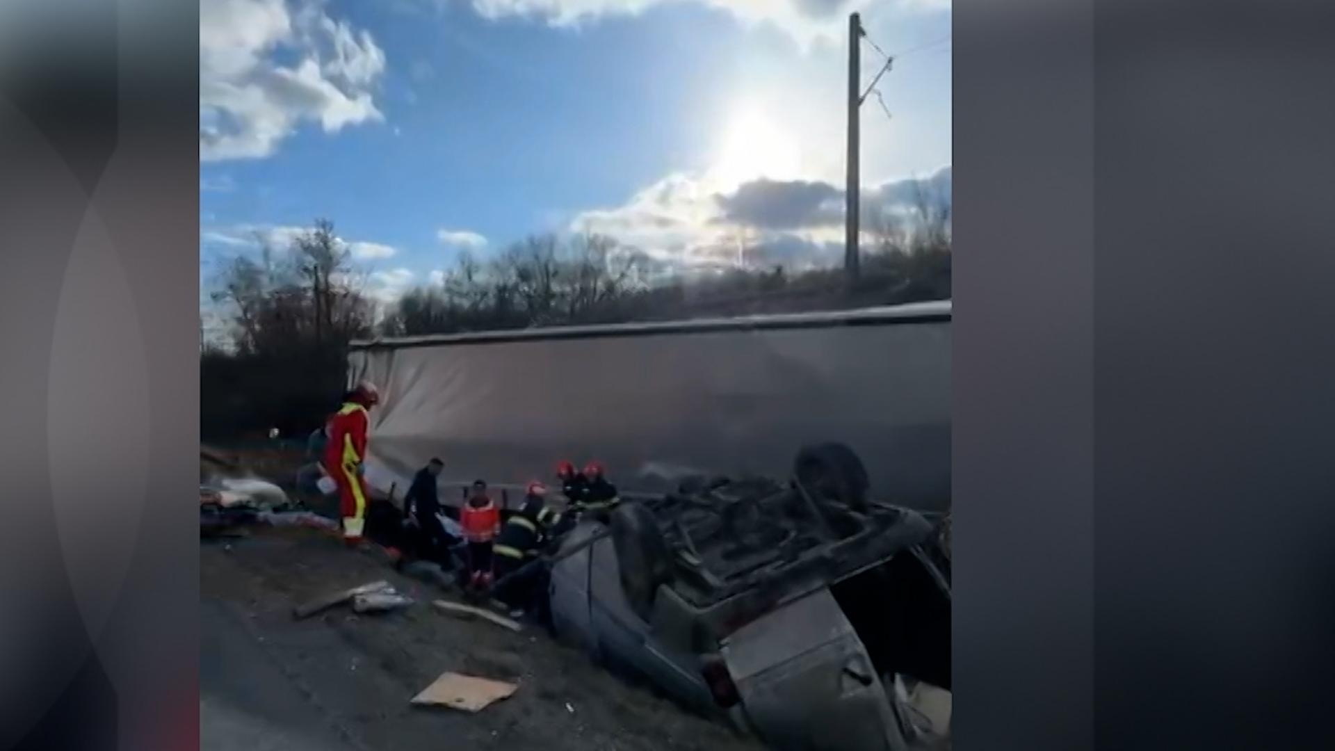 Filmul accidentului de Drumul Morţii unde un TIR a spulberat un tată şi pe cei doi copii ai săi