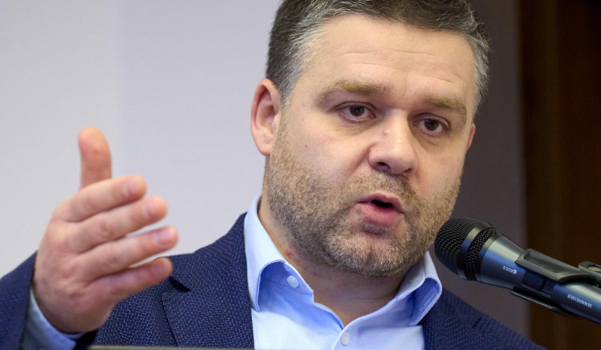 Ciucu dă vina pe primarii de sector, după ce iarna a blocat Capitala: „Doar ei au operatori de salubrizare”