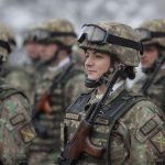 Peste 60% dintre români vor armata obligatorie şi 70% cred că ţara se îndreaptă într-o direcţie greşită
