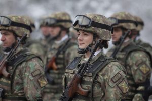 Peste 60% dintre români vor armata obligatorie şi 70% cred că ţara se îndreaptă într-o direcţie greşită
