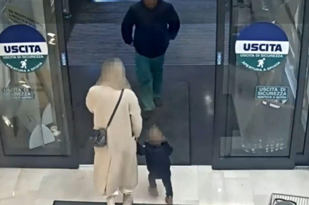 Explicația bizară dată de Emil, românul care a încercat să răpească o fetiță dintr-un supermarket în Italia