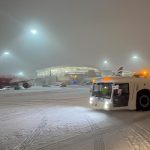 Zboruri în condiţii de iarnă severă pe aeroporturile Capitalei. Posibile întârzieri anunţate de companii