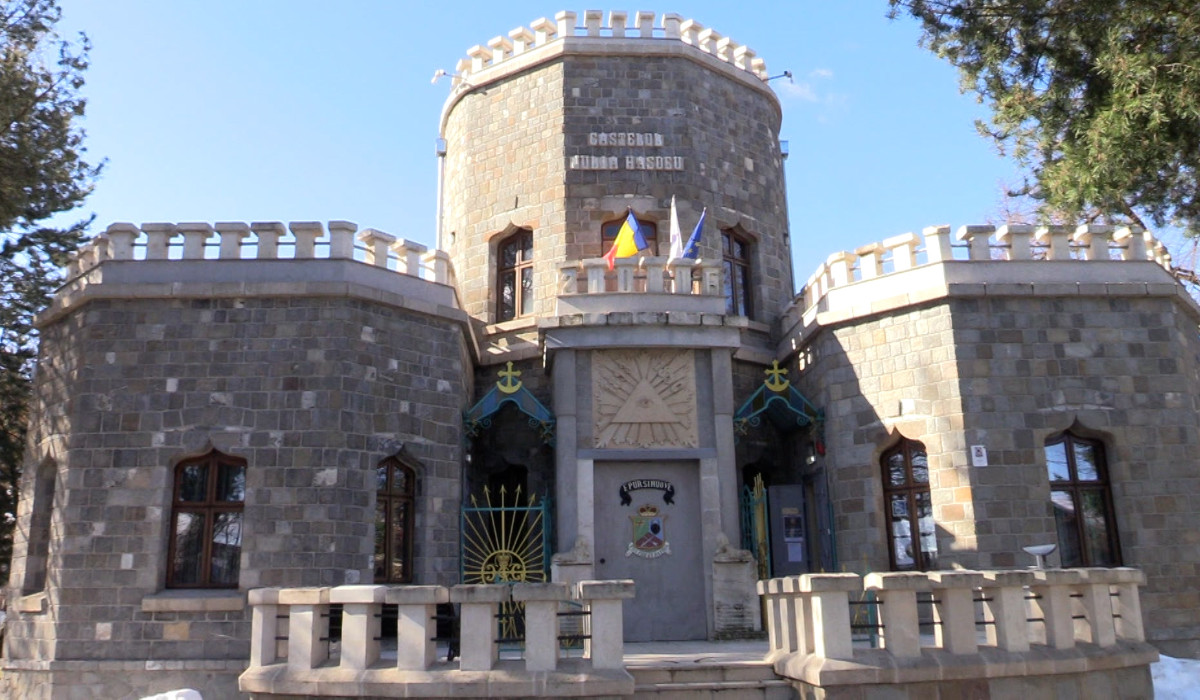 „Vânătoare de fantome” în Castelul Iulia Haşdeu, live pe TikTok. Autoritățile nu știu cine a permis accesul