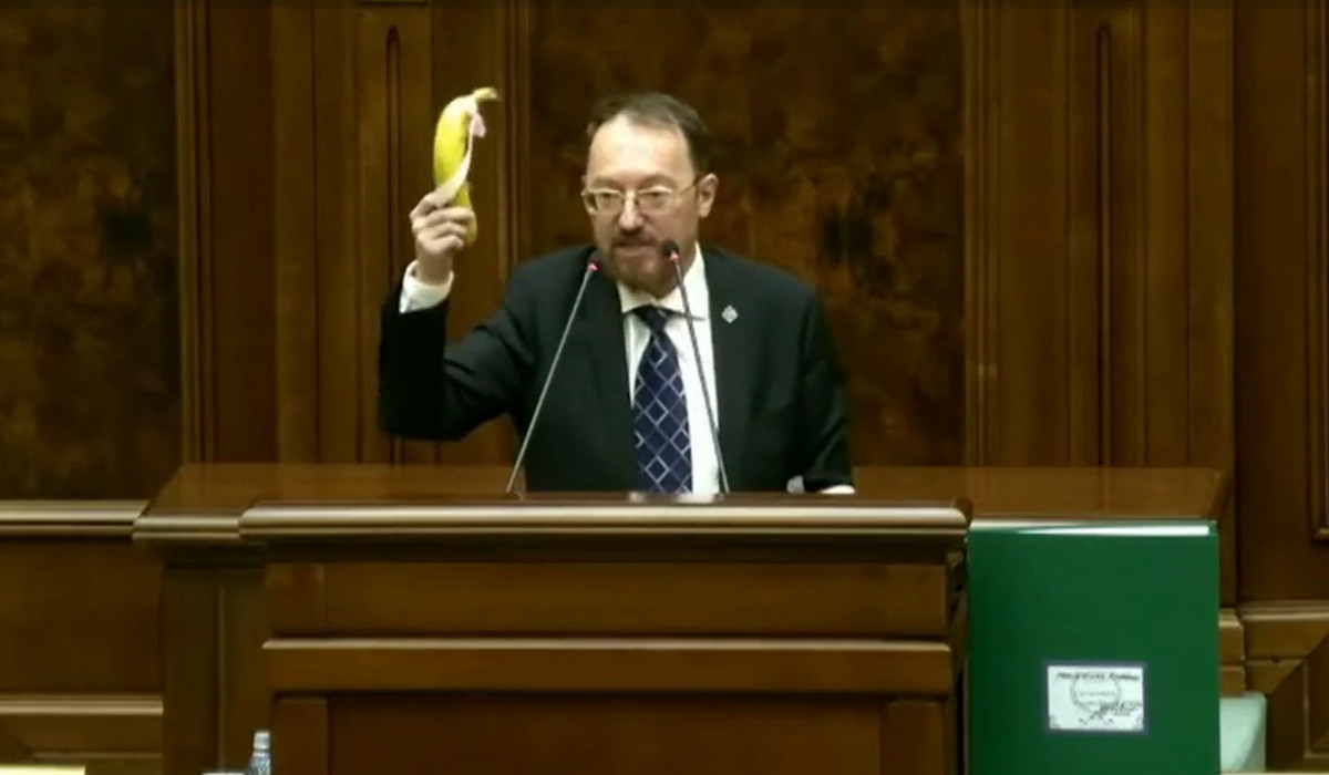 Circ cu banane în Parlament la votarea moţiunilor. Un senator PSD l-a trimis pe Bolojan să caute altă coaliţie