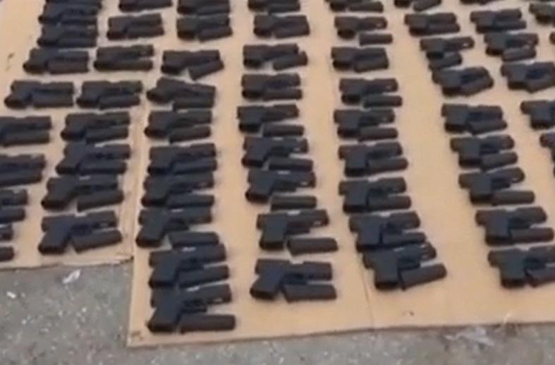 106 pistoale şi mii de pachete de ţigări, găsite într-un TIR din Turcia. Unde trebuia să ajungă „transportul”