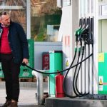A 8-a scumpire a carburanţilor în 14 zile. România vrea să plafoneze preţurile: cine ia decizia finală