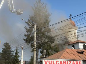 O biserică veche de 140 de ani din Prahova a luat foc în timpul slujbei. Adăpostea picturi de 1 milion de euro
