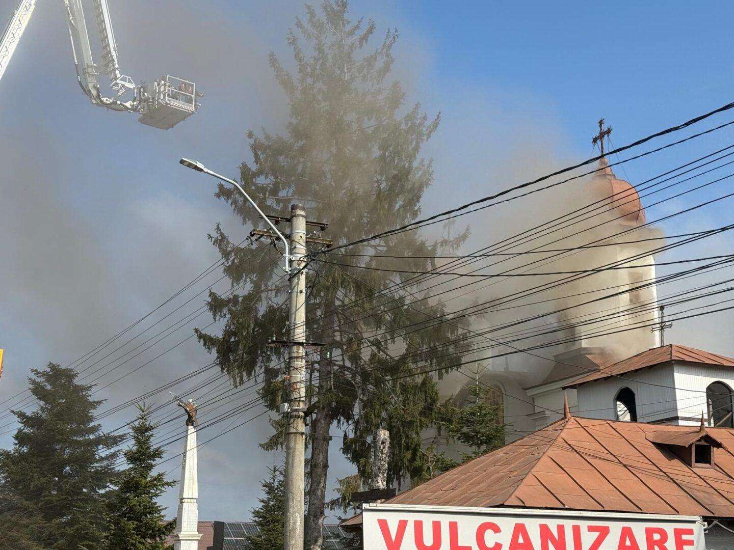 O biserică veche de 140 de ani din Prahova a luat foc în timpul slujbei. Adăpostea picturi de 1 milion de euro