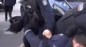 Îmbrânceli între jandarmi şi mineri la protestul de la Guvern
