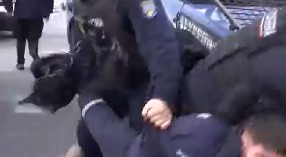 Îmbrânceli între jandarmi şi mineri la protestul de la Guvern