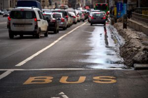 Prețurile la pompă au scăpat de sub control. Cât ar putea scădea carburanţii după intervenția statului