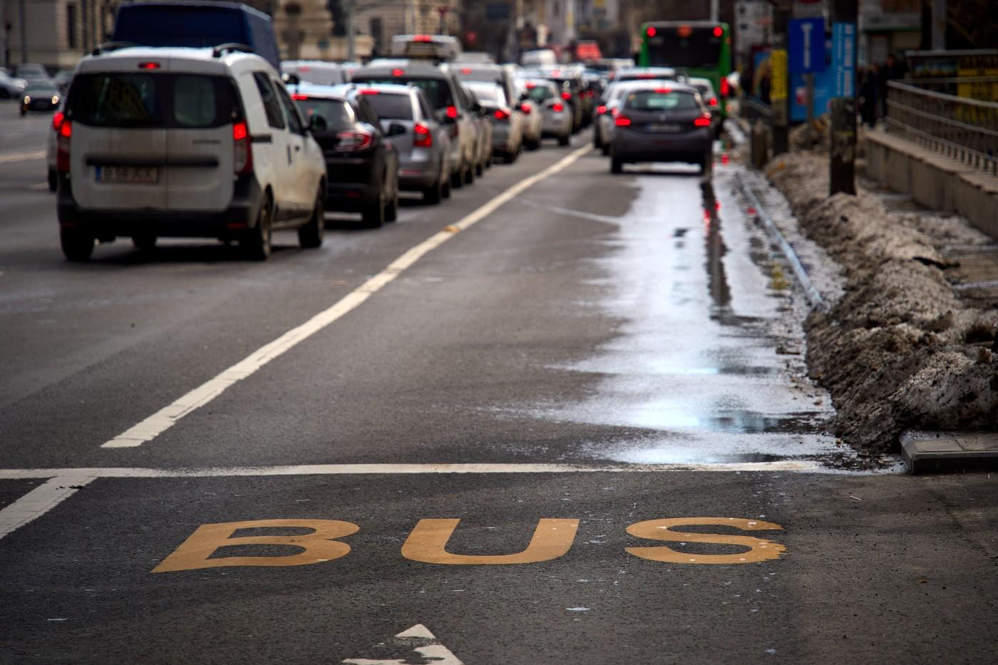 Prețurile la pompă au scăpat de sub control. Cât ar putea scădea carburanţii după intervenția statului