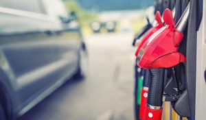 Când ar scădea preţul carburanţilor daca s-ar încheia războiul din Iran – profesor de economie mondială