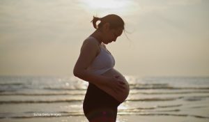 Românii fac tot mai puţini copii. De ce amână tinerii momentul şi ce riscuri apar după 35 de ani