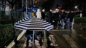 Cozi în faţa şcolii pentru un loc în clasa pregătitoare. Părinţii şi bunicii stau la rând cu schimbul