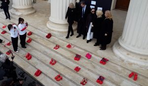 „Respectul nu ar trebui să fie un privilegiu”. Sute de pantofi roşii au umplut treptele din faţa Ateneului