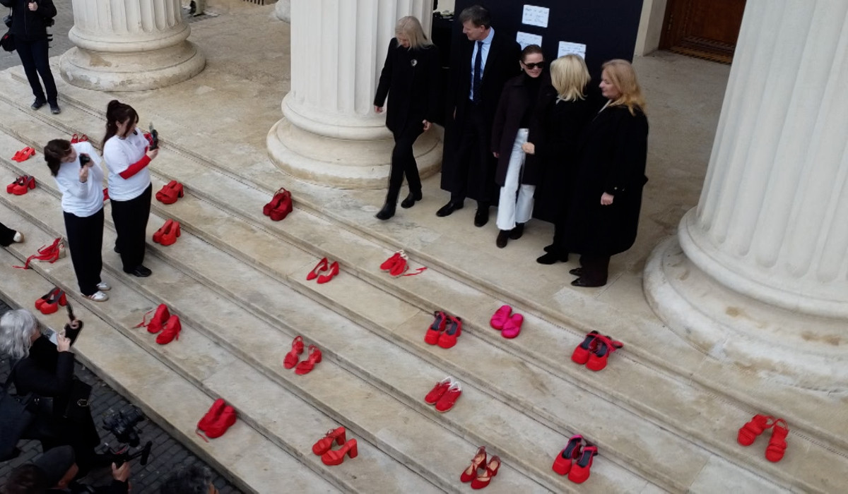 „Respectul nu ar trebui să fie un privilegiu”. Sute de pantofi roşii au umplut treptele din faţa Ateneului