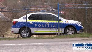 „Poliţia mi-a închis telefonul”. Vecinii fetei abuzate de părinţi spun că asistenţii sociali ştiau de abuzuri