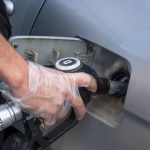 A opta scumpire la pompă într-o lună. Şoferii şi-au făcut deja plinul de teamă că preţurile vor exploda