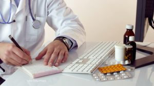 „Mai întâi îl întreb pe ChatGPT, apoi merg la medic”. Riscul suplimentelor luate „după ureche”