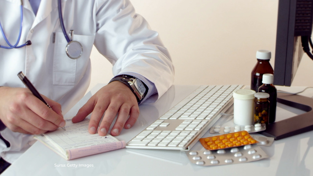 „Mai întâi îl întreb pe ChatGPT, apoi merg la medic”. Riscul suplimentelor luate „după ureche”