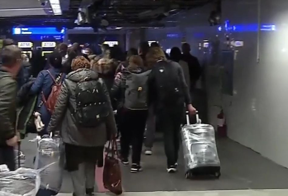 360 de români aflați în zona de conflict, aduși în țară. „Nu a fost repatriere. Totul a fost pe banii noştri”