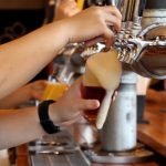 Românii au mutat petrecerea acasă. Berea din bar a ajuns de până la 5 ori mai scumpă decât în magazine