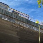 Pasarela Socola din Iaşi, mâncată de rugină şi „asigurată” cu sfori. Localnicii dau vina pe autorităţi