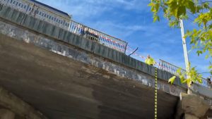 Pasarela Socola din Iaşi, mâncată de rugină şi „asigurată” cu sfori. Localnicii dau vina pe autorităţi
