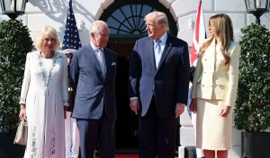 Ce cadou a primit Donald Trump de la Regele Charles. Monarhul britanic, primit la Casa Albă cu 21 salve de tun