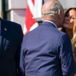 Încălcarea Protocolului Regal: Implicațiile Gestului lui Donald Trump în fața Regelui Charles