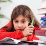Războiul Formulelor: De ce fetele întâmpină dificultăți în domeniul științelor exacte?
