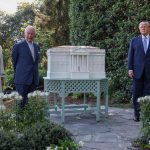 Trump și Regele Charles: O Glumă Controversată și Implicațiile Sale Politice