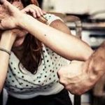 Coșmarul unei tinere: Sechestrarea și abuzul de către iubitul său – O analiză profundă a dramei umane și a intervenției salvatoare
