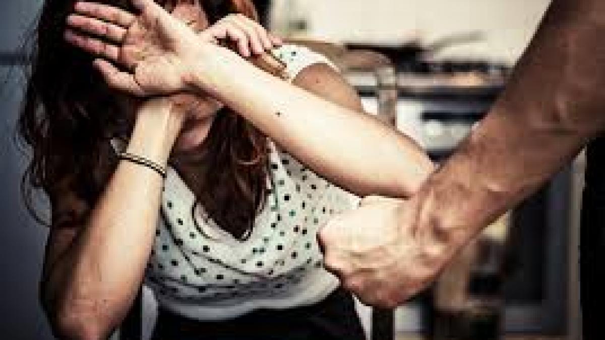 Coșmarul unei tinere: Sechestrarea și abuzul de către iubitul său – O analiză profundă a dramei umane și a intervenției salvatoare